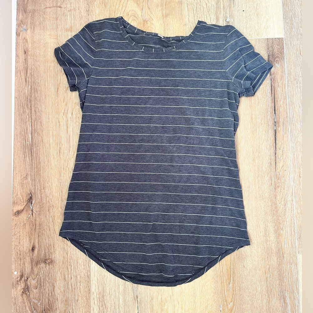 🤍Gray and white striped lululemon shirt!🤍